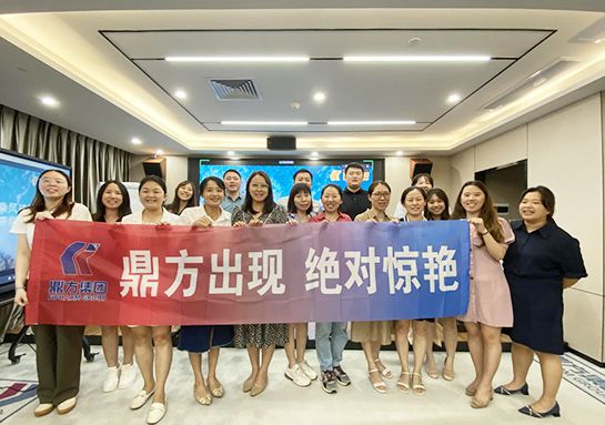 伟德国际1946集团纪念品颁发仪式